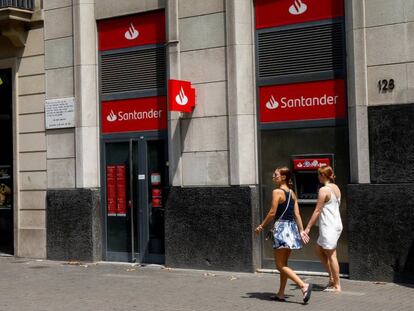 Vista de la oficina bancaria del Banco de Santander. EFE/Quique Garcia/Archivo