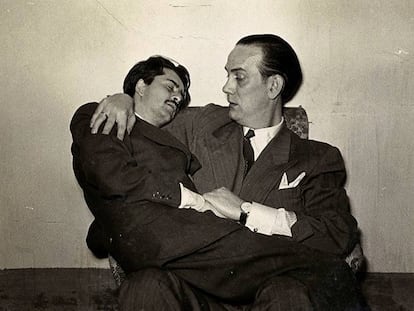 El poeta, en brazos de Camilo José Cela. Segovia, junio 1952.