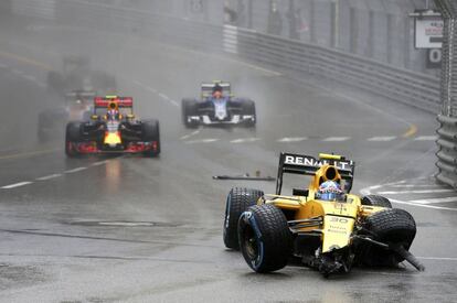 El conductor de Renault Jolyon Palmer, después de una colisión.