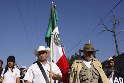 Julián LeBarón sostiene la bandera de México en la Caravana por la Paz de 2011.