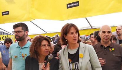 La presidenta de l'ANC, Elisenda Paluzie, al centre.