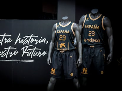 La camiseta de la selección española en el centenario de la federación.