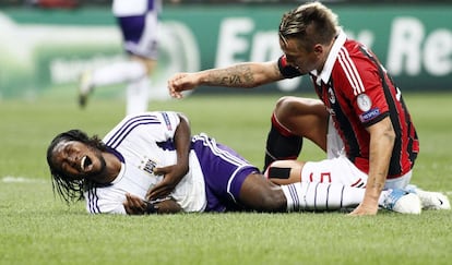 El jugador del Anderlecht Dieumerci Mbokani, se duele en el suelo después de una entrada del jugador del Milán Philippe Mexes.
