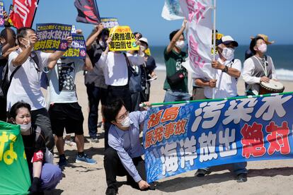 Un grupo de manifestantes protestas en una playa cercana a la central nuclear de Fukushima, en la ciudad de Namie, noreste de Japón, este jueves.