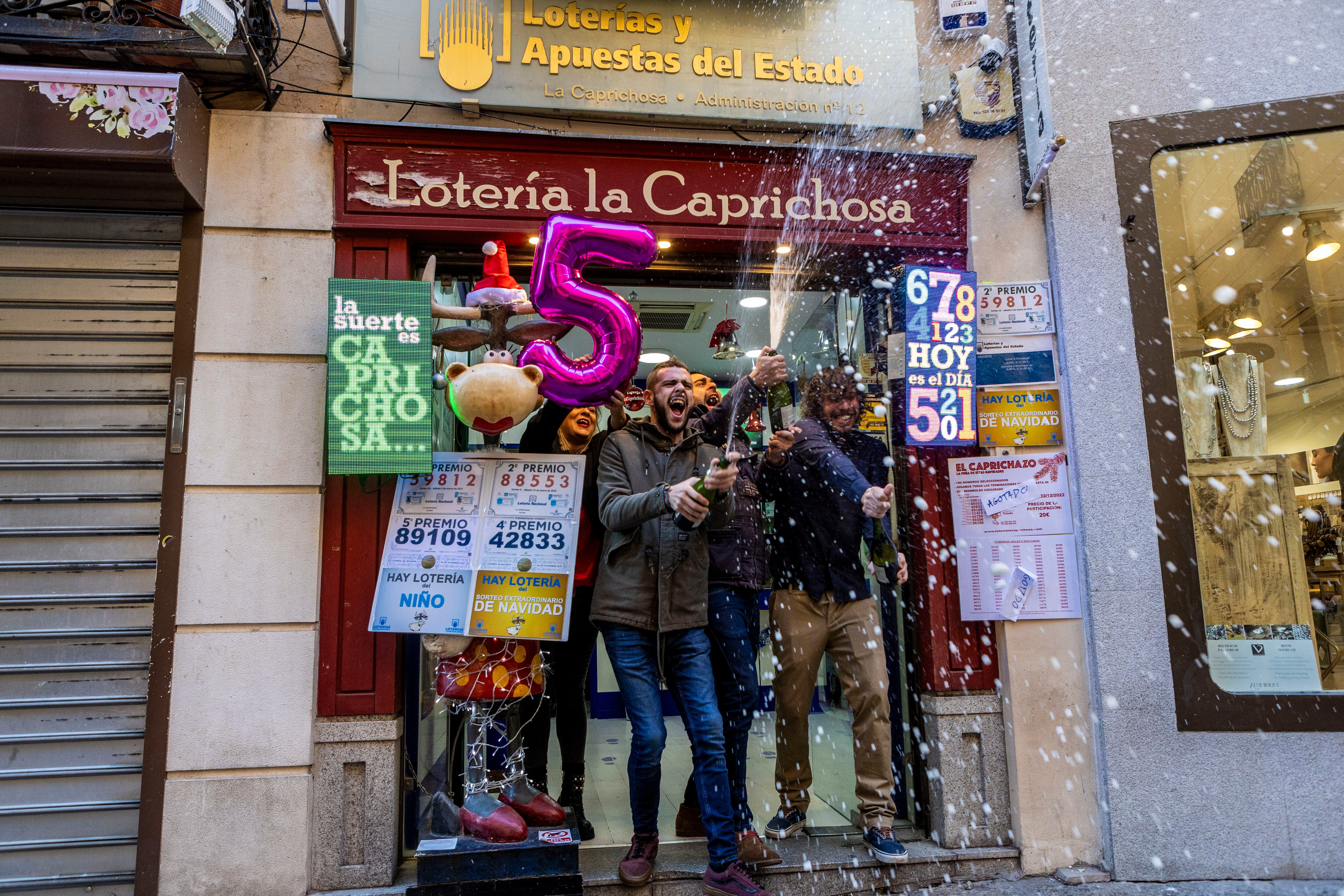 Vista de la administración La Caprichosa de Toledo mientras celebran tras haber vendido décimos de varios de los quintos premios del sorteo extraordinario de la Lotería de Navidad.