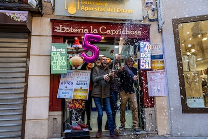 Vista de la administración La Caprichosa de Toledo mientras celebran tras haber vendido décimos de varios de los quintos premios del sorteo extraordinario de la Lotería de Navidad.
