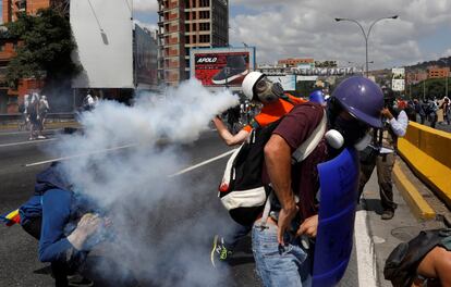 Un manifestante lanza un objeto a la policía antidisturbios.