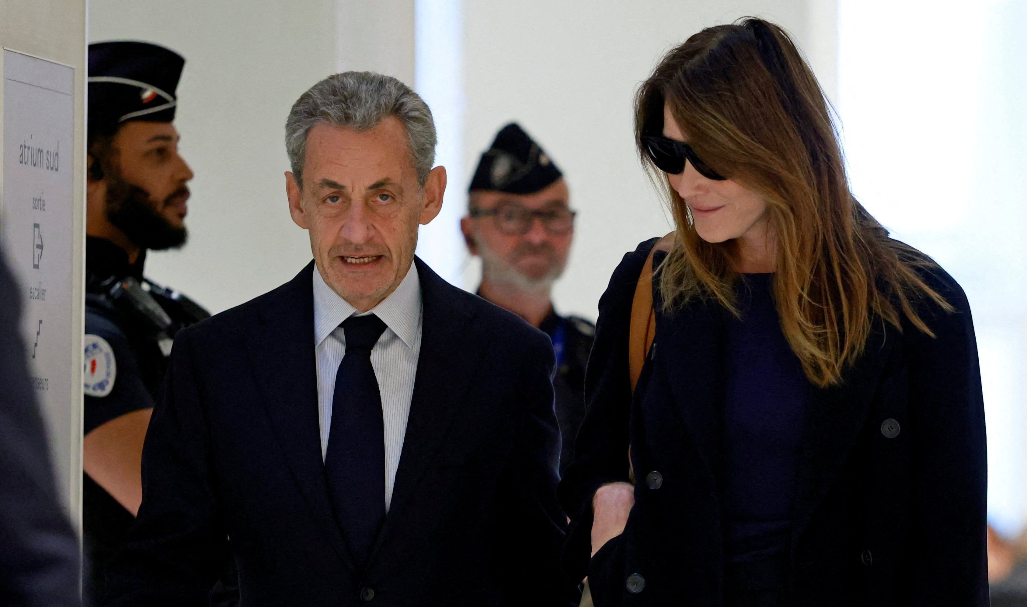 El expresidente francés Sarkozy, junto a su mujer Carla Bruni, este jueves en un tribunal de París.
