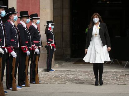 En una imagen de archivo, la presidenta del Parlament, Laura Borràs, pasa revista a los Mossos d'Esquadra.