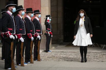La presidenta del Parlament, Laura Borràs, pasa revista a los Mossos d'Esquadra con traje de gala.