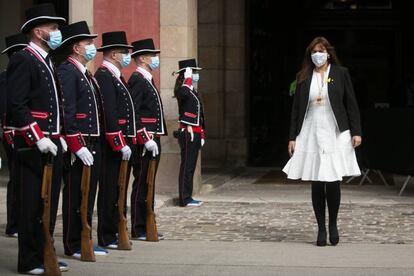 En una imagen de archivo, la presidenta del Parlament, Laura Borràs, pasa revista a los Mossos d'Esquadra.