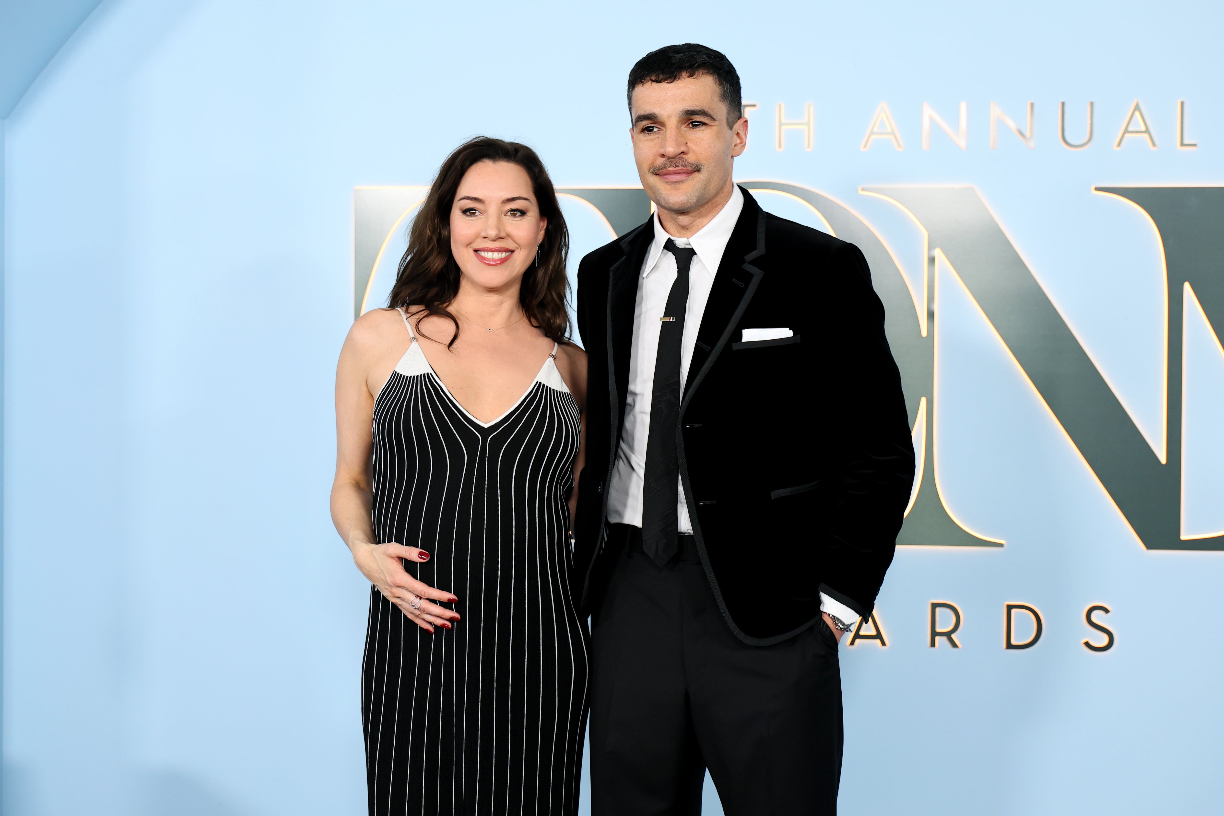 Aubrey Plaza luce embarazada de su novio cuatro meses tras d