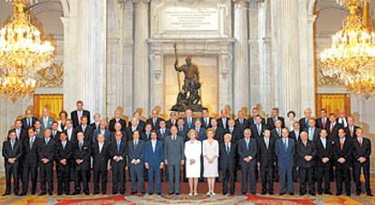 Recepción de los Reyes en el Palacio Real al comité de honor de los actos conmemorativos del 25º aniversario de la Constitución, el 17 de septiembre pasado. En primera fila, de izquierda a derecha: Miguel Sanz (presidente de Navarra), Francisco Camps (Valencia), Ramón Valcárcel (Murcia), Miguel Ángel Revilla (Cantabria), Manuel Fraga (Galicia), Jordi Pujol (Cataluña), Francisco Hernando (presidente del Tribunal Supremo), Juan José Lucas (Senado), José María Aznar (presidente del Gobierno), el rey Juan Carlos, la reina Sofía, Luisa Fernanda Rudi (Congreso de los Diputados), Manuel Jiménez de Parga (Constitucional), Javier Arenas (vicepresidente del Gobierno), Juan José Ibarretxe (Euskadi), Manuel Chaves (Andalucía), Vicente Álvarez Areces (Asturias), Pedro Sanz (La Rioja), José Bono (Castilla-La Mancha) y Adán Martí (Canarias).