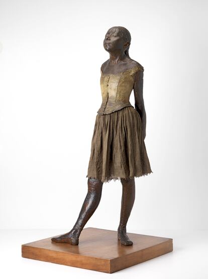 Escultura de bronce y textil de Edgar Degas, titulada 'Bailarina de catorce años' (1880-1881).