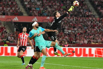 El guardameta del Athletic Club, Julen Agirrezabala, despeja el balón ante el delantero albanés del Mallorca, Vedat Muriqi, durante el encuentro correspondiente a la final de la Copa del Rey que Athletic Club y Real Mallorca disputan hoy sábado en el estadio La Cartuja, en Sevilla.