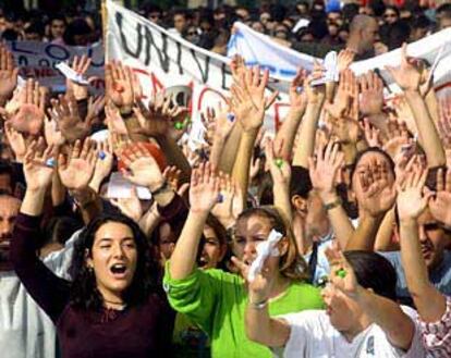 Unos 10.000 universitarios se manifiestaron ayer en Sevilla, Cádiz, Huelva y Jaén contra la futura Ley de Universidades.