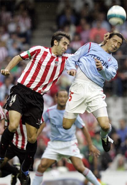 El centrocampista brasileño del Celta, Iriney, disputa el balón con el defensa del Athletic de Bilbao, Luis Prieto.