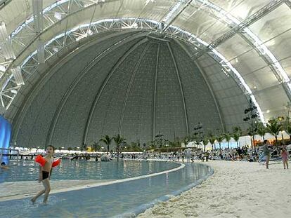 La playa de 80 metros del Tropical Island <i>Resort,</i> a 60 kilómetros de Berlín, se aloja en un antiguo hangar de zepelines.