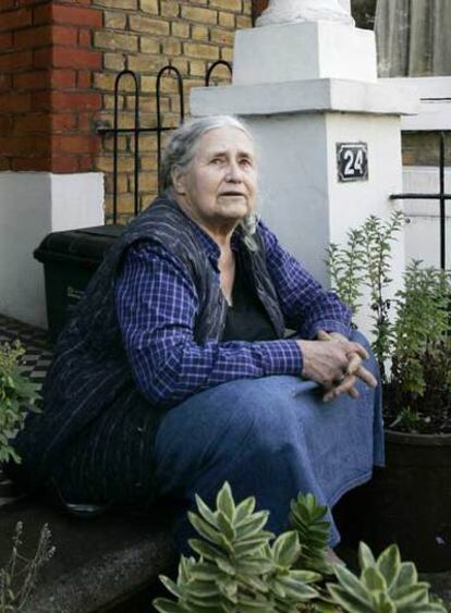 Doris Lessing, junto a su casa en Londres.