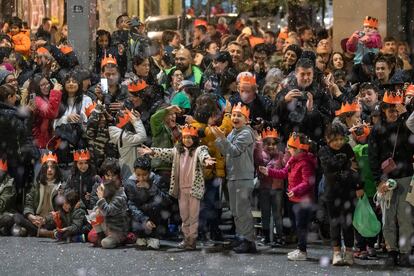Niños en el cruce entre Avenida Parallel y Ronda Sant Pau, durante el desfile de los Reyes.