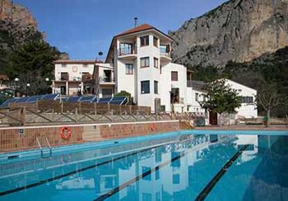 La piscina y el edificio principal de Can Boix.