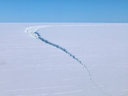 Grieta en un iceberg de la Antártida. 
