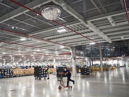 Un trabajador en un scooter viaja a través de las instalaciones de fabricación de Bayerische Motoren Werke AG (BMW) en San Luis Potosí, México, el miércoles 21 de abril de 2021.