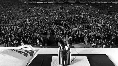 Mitin del Partido Popular en Mestalla (Valencia), en el que José María Aznar fue aclamado por miles de seguidores en febrero de 1996.