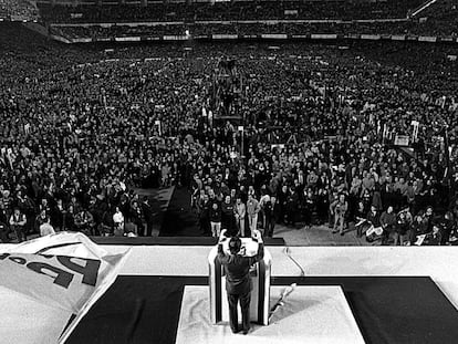 Mitin del Partido Popular en Mestalla (Valencia), en el que José María Aznar fue aclamado por miles de seguidores en febrero de 1996.