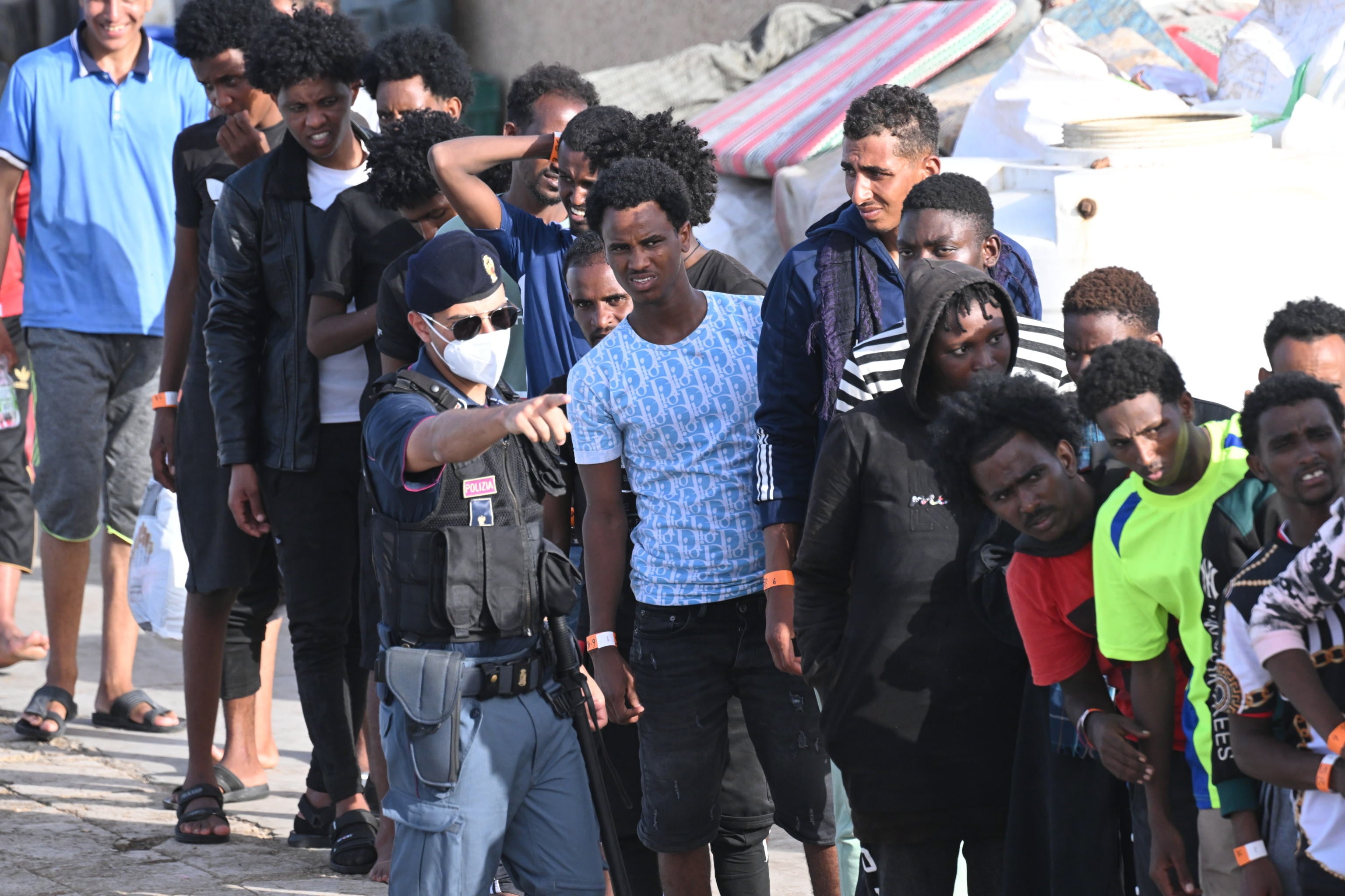 Un grupo de migrantes a su llegada a Lampedusa, este lunes. 