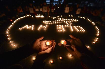 Estudiantes universitarios mantienen una vigilia con velas por los pasajeros del Vuelo MH370 en Yangzhou, China.