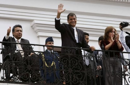 El presidente ecuatoriano, Rafael Correa, saluda durante el cambio de guardia militar del Palacio de Gobierno en Quito
