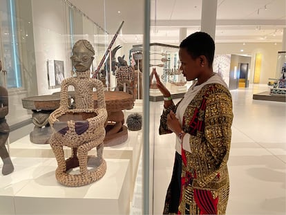 La activista camerunesa Sylvie Njobati se reencuentra con la imagen de la diosa Ngonnso, en el Foro Humboldt de Berlín.