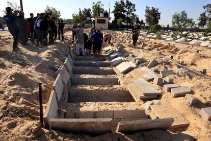 Nichos preparados para recibir a nuevos fallecidos palestinos en el cementerio de Rafah, en la franja de Gaza.