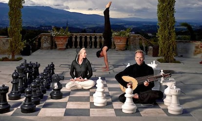 El cantante Sting y su esposa, Trudie Styler, con Ryan Spielman, conocido profesor de yoga.
