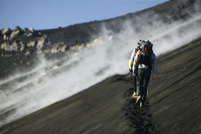 Antes de subir el monte Etna (Sicilia, Italia), el mayor volcán activo de Europa (3.329 metros de altura), donde la mitología sitúa la fragua de Vulcano, hay que asegurarse de que está de humor para visitas -la última erupción se produjo el pasado mes de agosto- llamando a la oficina del parque o consultando su web (www.parcoetna.it). La ascensión se puede abordar por el norte, desde la estación de Piano Provenzana, o por el sur, la ruta más fácil, siguiendo la autopista hasta Nicolosi y el refugio Sapienza, desde donde sale un teleférico que llega hasta los 2.500 metros de altitud. De aquí hasta el llamado refugio de la Torre del Filósofo (2.900 metros) queda una caminata de entre hora y media y dos horas; el último tramo, hasta el borde del cráter, solo se puede hacer en excursiones con guía.