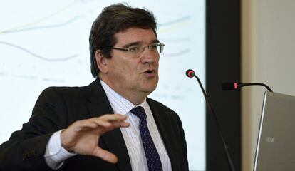 El presidente de la Autoridad Independiente de Responsabilidad Fiscal, José Luis Escrivá, durante su intervención en el curso de la UIMP y la APIE.