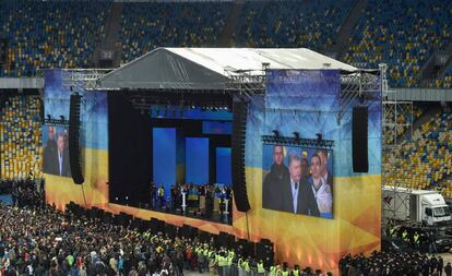 Miles de ucranios observan el debate entre Poroshenko y Zelenski, este viernes en el Estadio Olímpico de Kiev.
