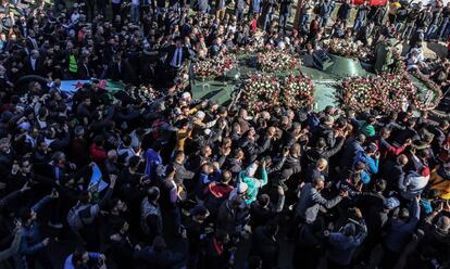 Miles de personas despiden al general Gaid Salah este miércoles en Argel.