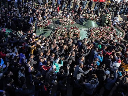 Miles de personas despiden al general Gaid Salah este miércoles en Argel.