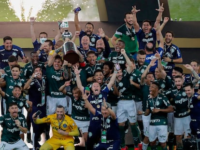 Los futbolistas del Palmeiras celebran el título de la Libertadores.