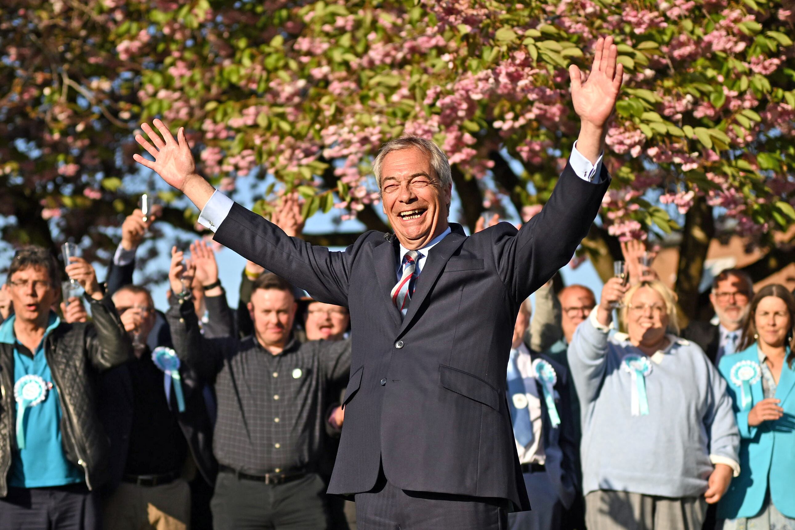 El líder de Reform UK, Nigel Farage, celebrando una victoria electoral local en Stafford (Inglaterra), en mayo pasado.