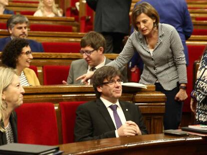 Neus Munté, portaveu del Govern; el president Puigdemont i Carme Forcadell, aquest dimecres, a l'hemicicle.