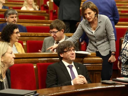 Neus Munté, portavoz del Gobierno; el presidente Puigdemont y Carme Forcadell, este miércoles, en el hemiciclo.