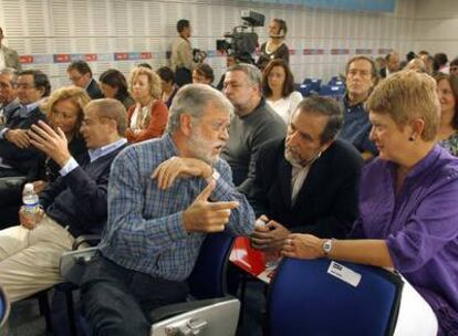 En primer plano, Juan Carlos Rodríguez Ibarra, Juan Barranco y Consuelo Rumí, ayer en el Comité Federal.