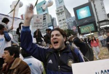 Productores agropecuarios argentinos participan en una protesta frente al obelisco en el centro de Buenos Aires (Argentina).