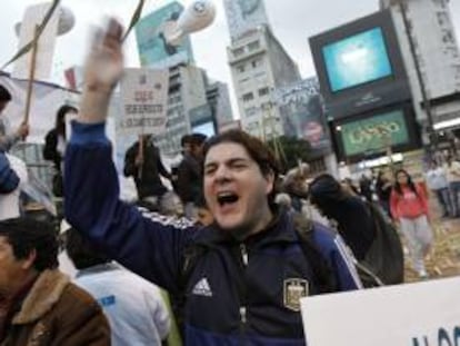 Productores agropecuarios argentinos participan en una protesta frente al obelisco en el centro de Buenos Aires (Argentina).