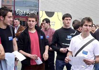 En la imagen, jugadores de la Real Sociedad que han asistido a la protesta en Andoain.