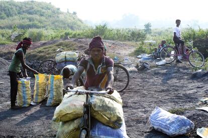 Las familias venden por 2,6 euros unos 200 kilos de carbón para uso en cocinas de hostales y restaurantes. Un estudio del Instituto Xavier de Investigación Laboral (XLRI) estima que las pérdidas para el sector y el estado son de 20,5 y 4,5 millones de euros al año, respectivamente.