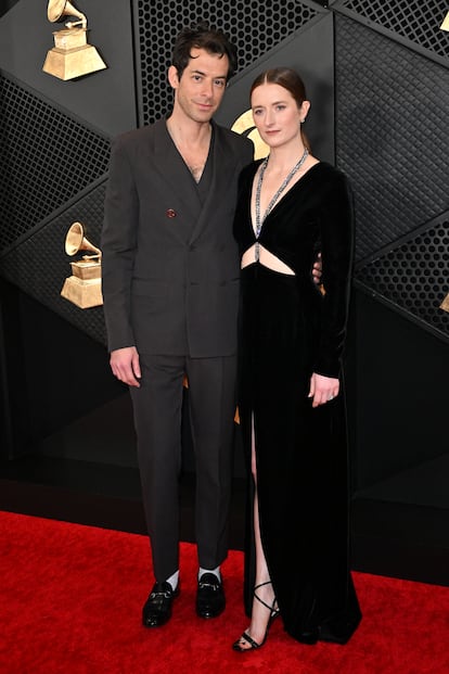El británico Mark Ronson, productor de 'Dance the Night', de Dua Lipa, nominada al Grammy a la mejor canción del año, acudió junto a su pareja, la actriz Grace Gummer, que es hija de Meryl Streep. Ambos van vestidos de Gucci. 